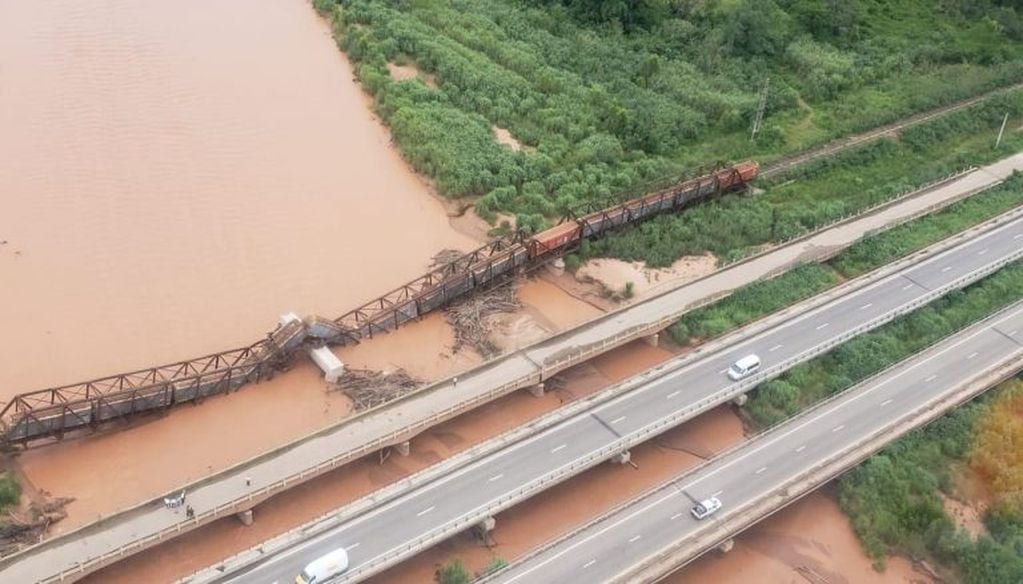 Puente ferroviario caído en Pichanal. (El Tribuno)