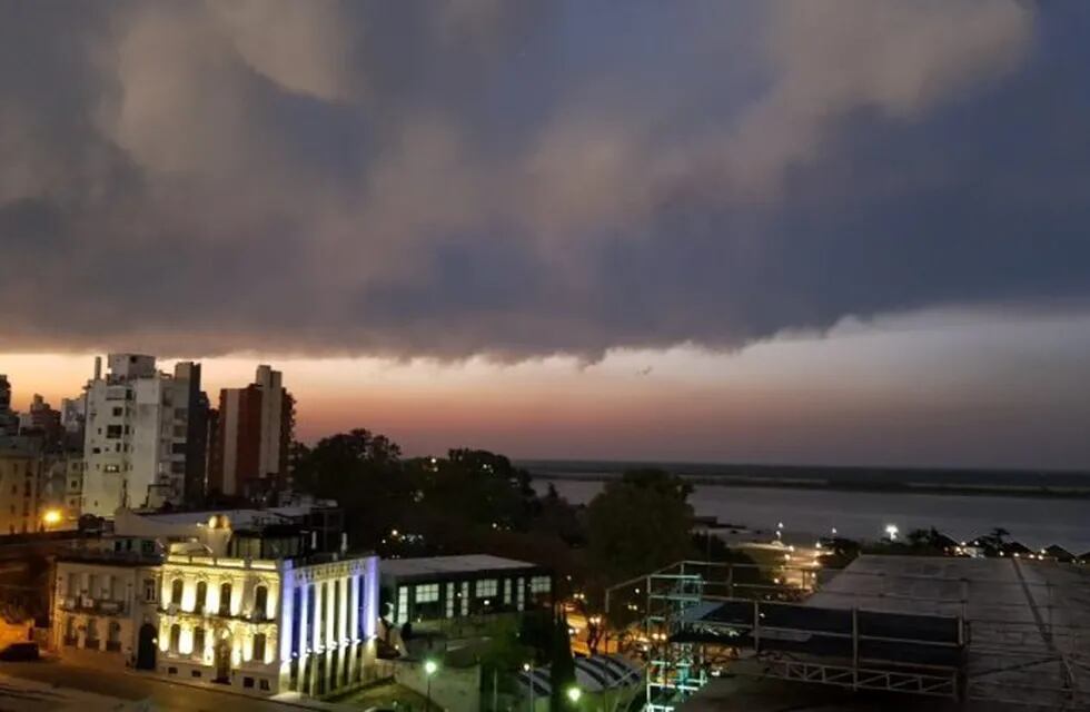Las tormentas fuertes podrían llegar este viernes por la tarde-noche a Rosario. (@ponybondiola)