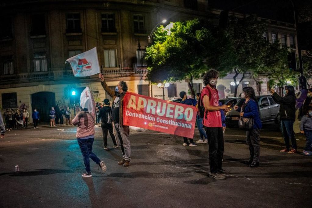 Ciudadanos chilenos celebran en la Plaza Italia el triunfo del "Apruebo" en el referendum sobre la modificación de la Constitución Nacional (Cristobal Olivares/Bloomberg)