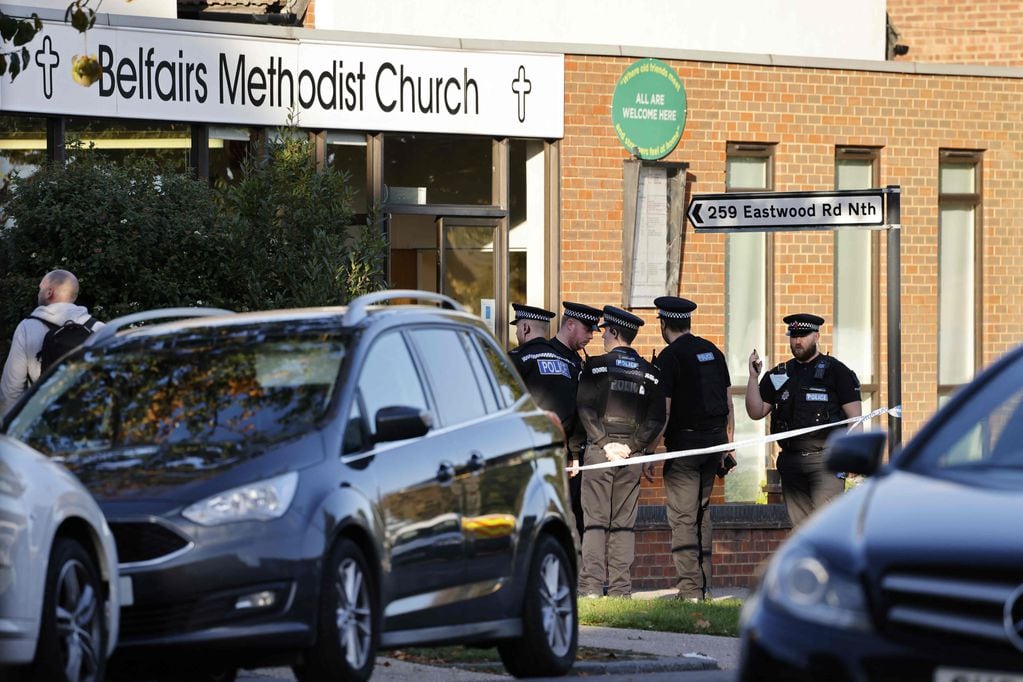 Policías trabajan en las puertas de la Iglesia Metodista Belfairs, donde el diputado británico David Amess fue asesinado a puñaladas durante un encuentro con sus votantes.