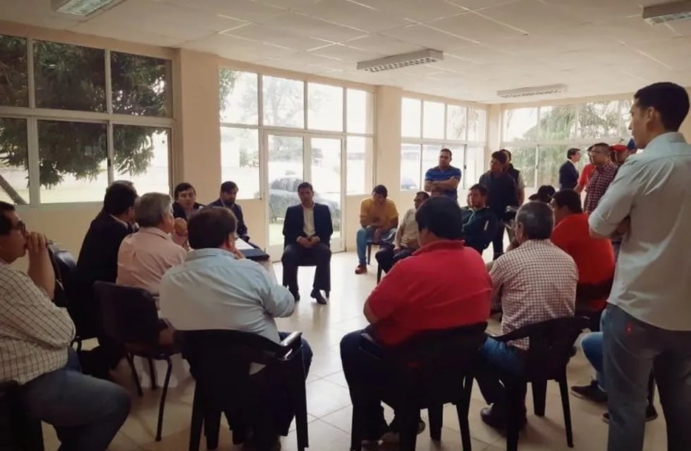 Reunión en Bella Vista con 40 empleados despedidos de la textil Alpargatas.