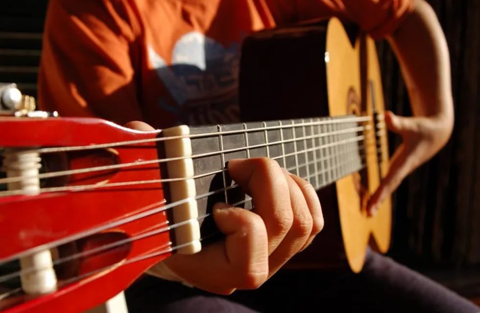 Su casa se incendió y perdió su amada guitarra. Un músico le donó una suya.