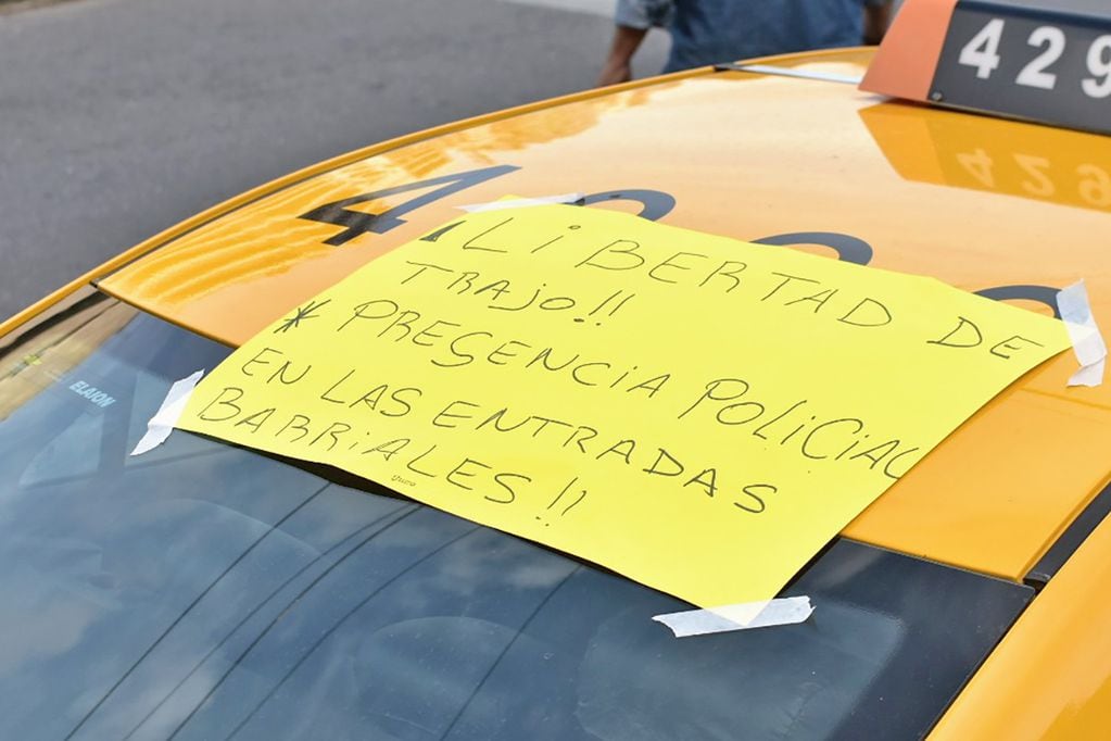 Tras el taxista baleado, los choferes marchan por mayores medidas de seguridad en el Patio Olmos. (Christian Luna/La Voz)