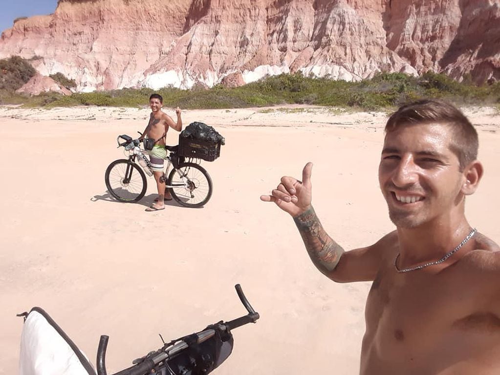 Además de dormir en las playas y en estaciones de servicio, Franco y Lucas se hospedaron en casas particulares dentro del programa coach surfing.