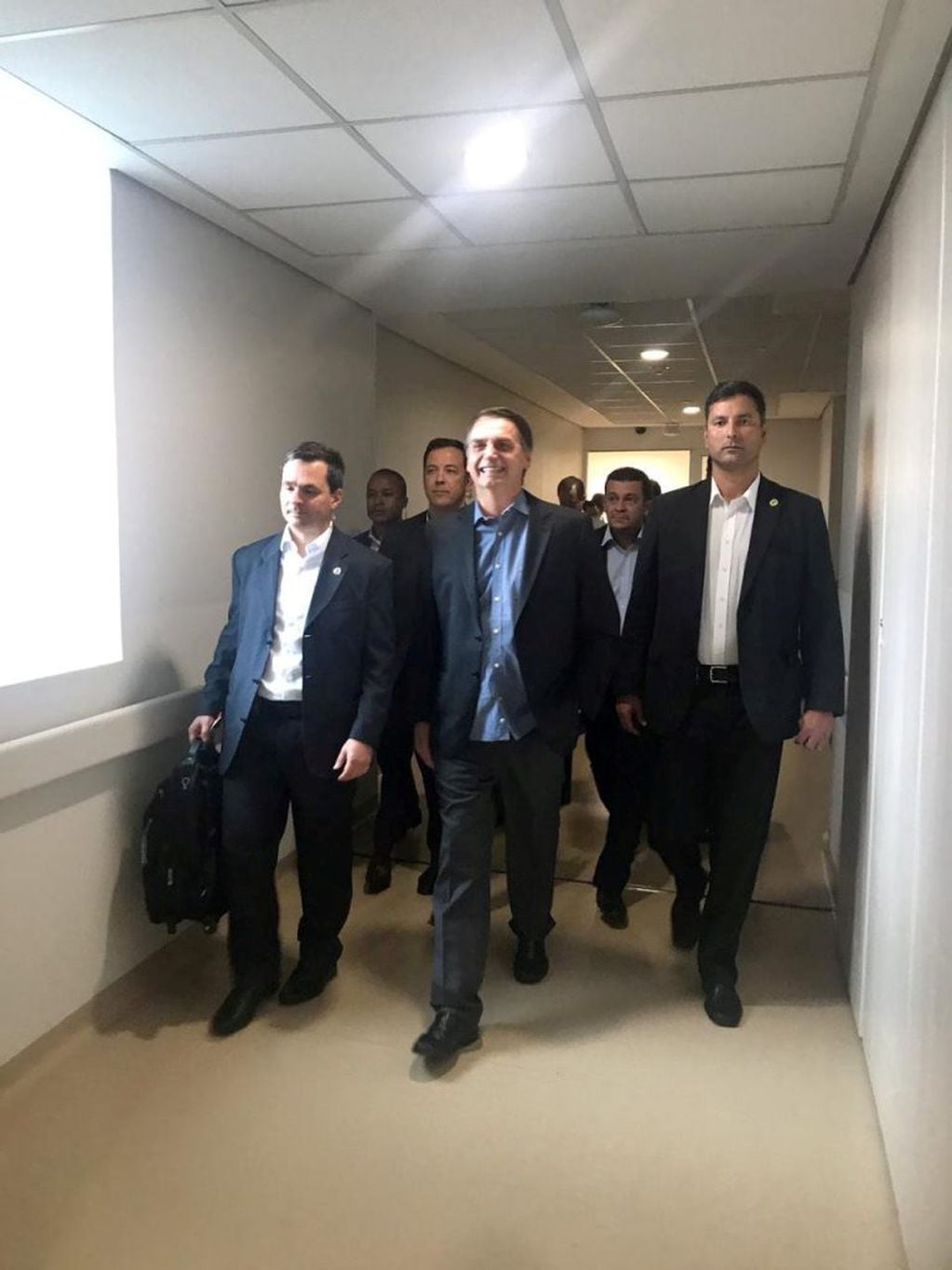 Jair Bolsonaro, al dejar el Hospital Israelita Albert Einstein de San Pablo. (REUTERS)