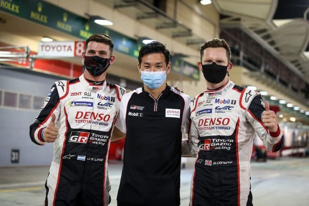 Pechito, Kobayashi y Conway, los pilotos del Toyota número 7, que este sábado larga desde la pole en Bahrein.