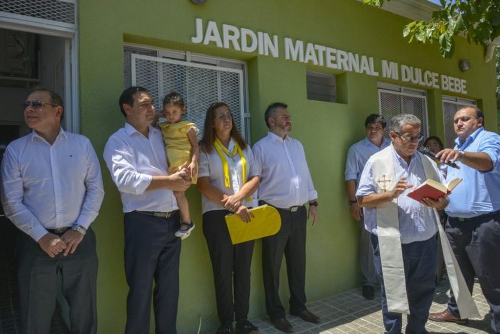 Gustavo Valdés reinauguró dos jardines maternales