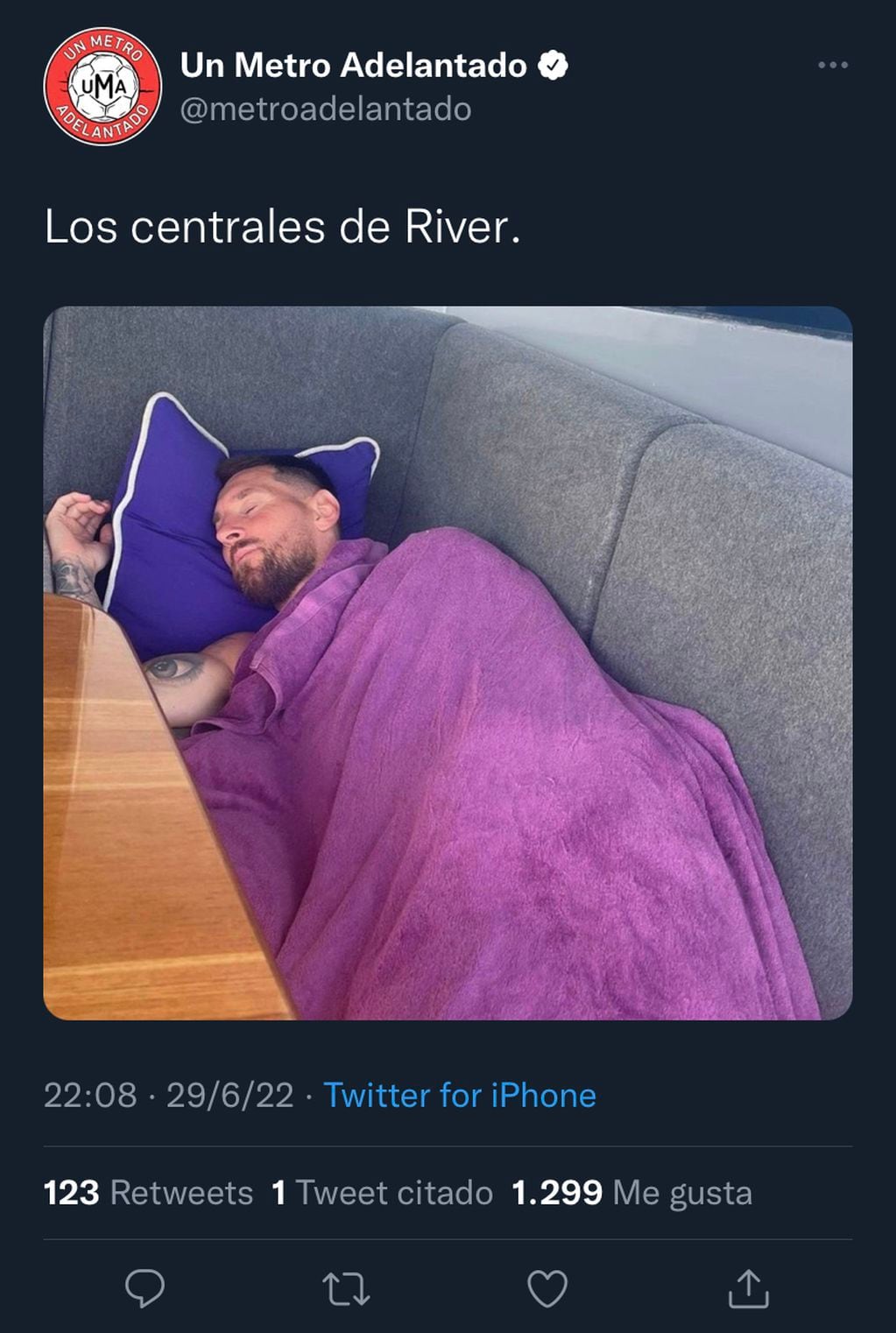 El usuario @metroadelantado usó una imagen de Messi para hacer alusión al mal partido de los centrales de River.