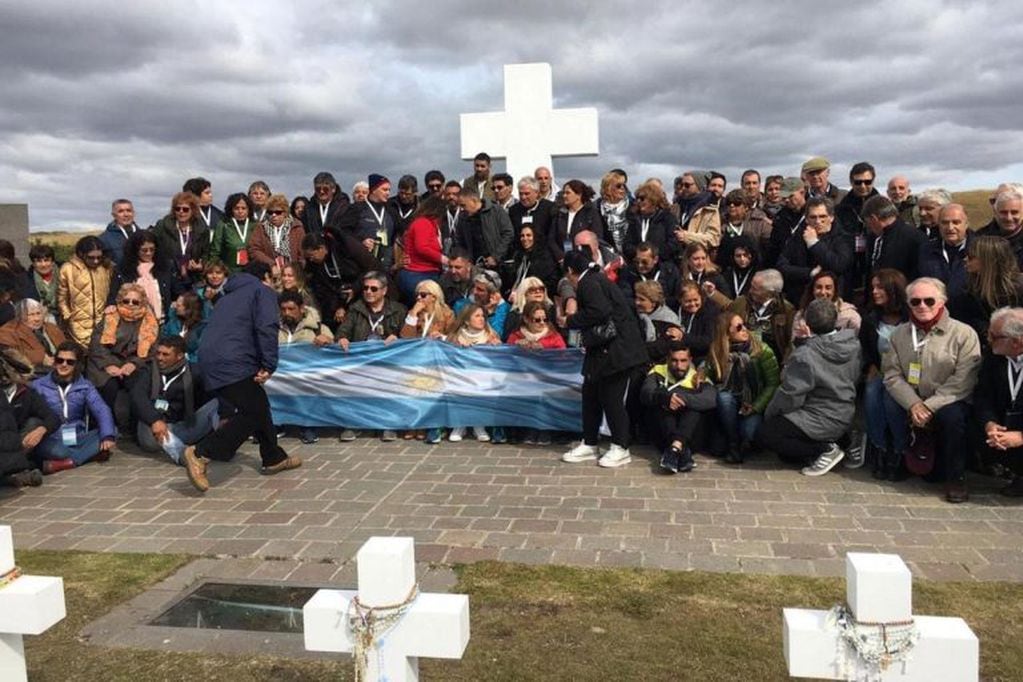 Familiares de los caídos argentinos, durante la visita al cementerio de Darwin.