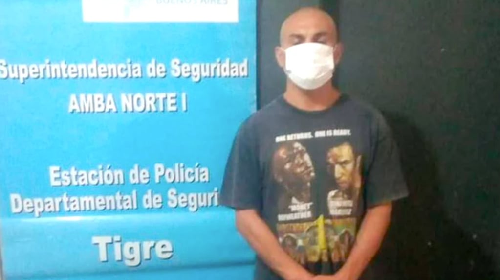 La imagen de la detención de "La Hiena" Barrios por agentes de la Policía de Tigre.