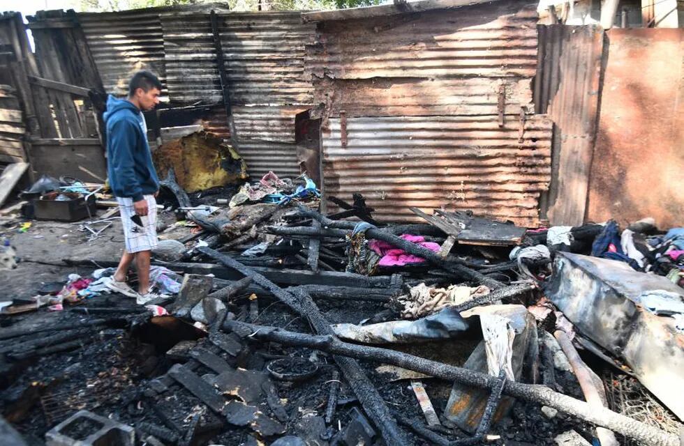 Lo perdieron todo en un incendio y ahora necesitan una mano solidaria para levantar la casa de entre sus cenizas.