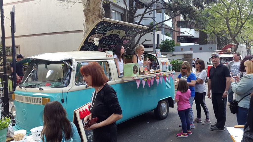 Dueños de food trucks presentaron un petitorio a las autoridades municipales para poder trabajar