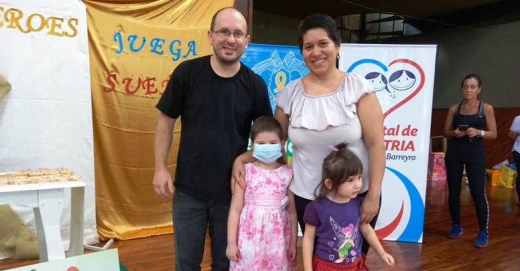 Lusmila , de cinco años, paciente del Hospital Pediátrico con el apoyo de sus papás y su hermanita -Nora, Juan y Adaluz- lleva adelante un tratamiento por diagnóstico de leucemia. (MisionesOnline)