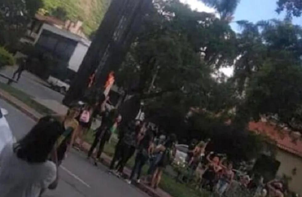 Feministas prendieron fuego la cruz del Paseo Guemes, Salta