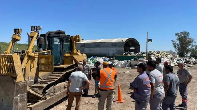 Capacitación sobre el uso del topador en el Relleno Sanitario