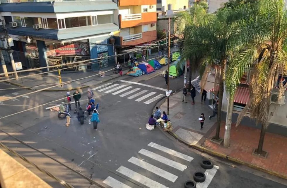 Tareferos acampan en el centro de Posadas, trabando la actividad de los negocios, según los comerciantes. (Misiones Online)