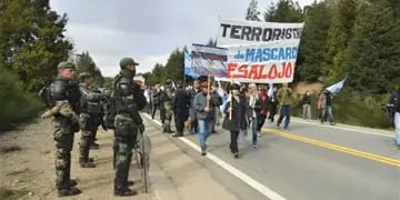 Vecinos de Villa Mascardi marcharon contra las usurpaciones mapuches.