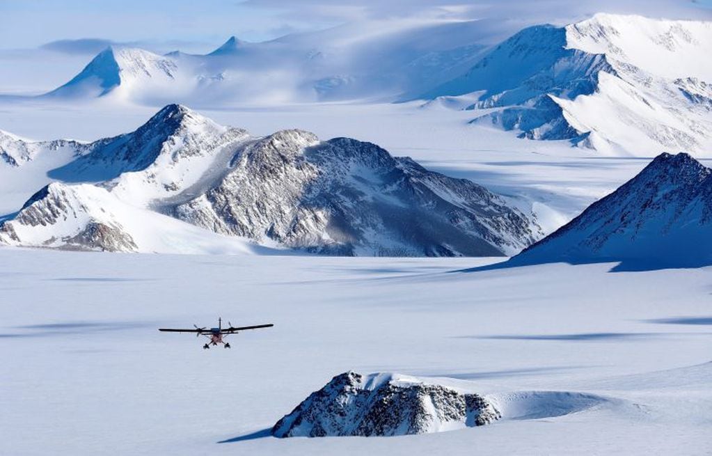 Un avión Twin Otter realiza un vuelo de reconocimiento sobre la meseta antártica y el Glaciar Edson y los Montes Ellsworthr