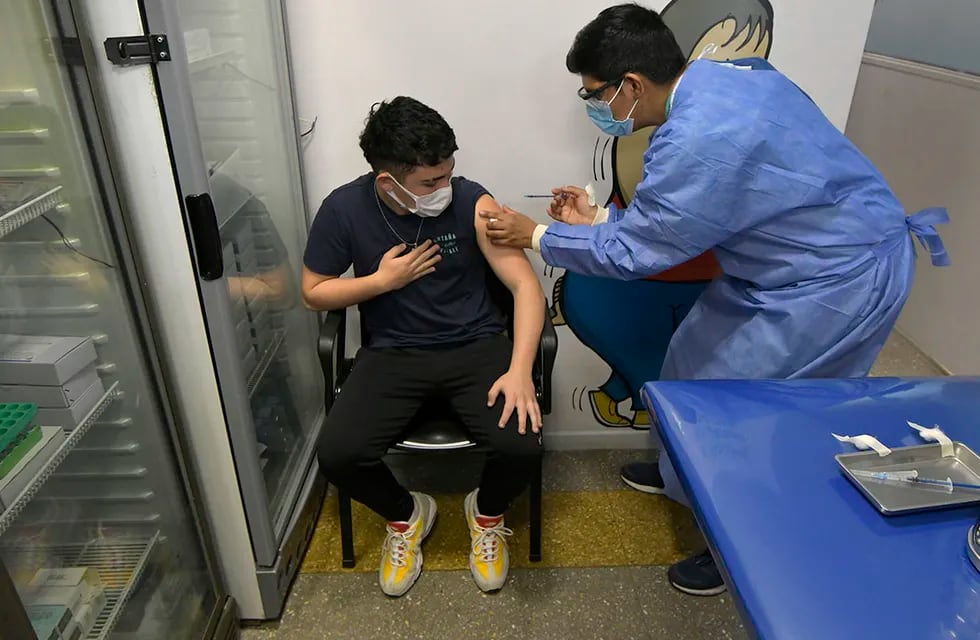 Vacunación a adolescentes. (Foto: Orlando Pelichotti / Los Andes)