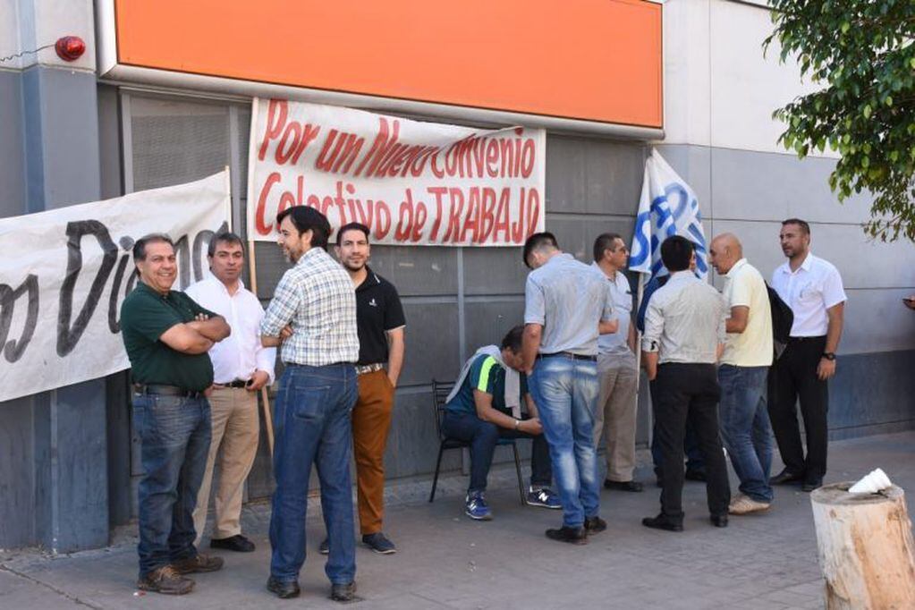 Los empleados se movilizaron en las plantas principales con pancartas y bombos.