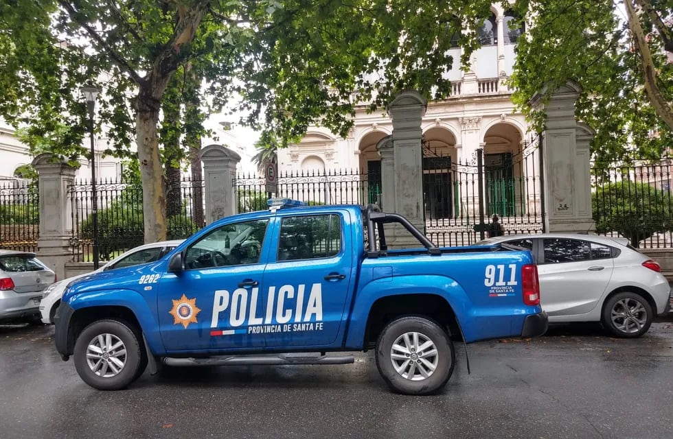 La policía provincial llegó pasadas las 9 de la mañana al edificio histórico cerca de la esquina de calle Rioja. (@radio2rosario)
