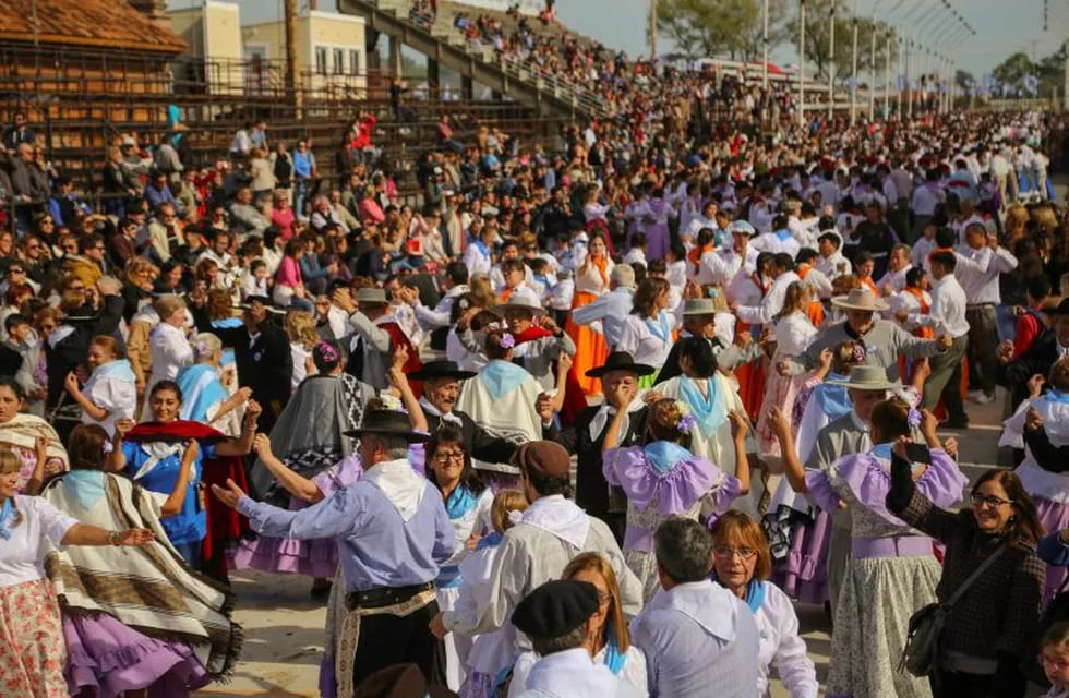 Una multitud baila el 25 de mayo en Gualeguaychú. Crédito: Comunicación Institucional