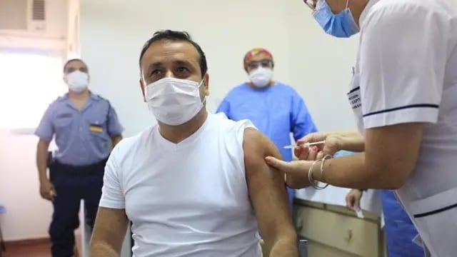 El gobernador Oscar Herrera Ahuad se aplicó la vacuna contra el Coronavirus