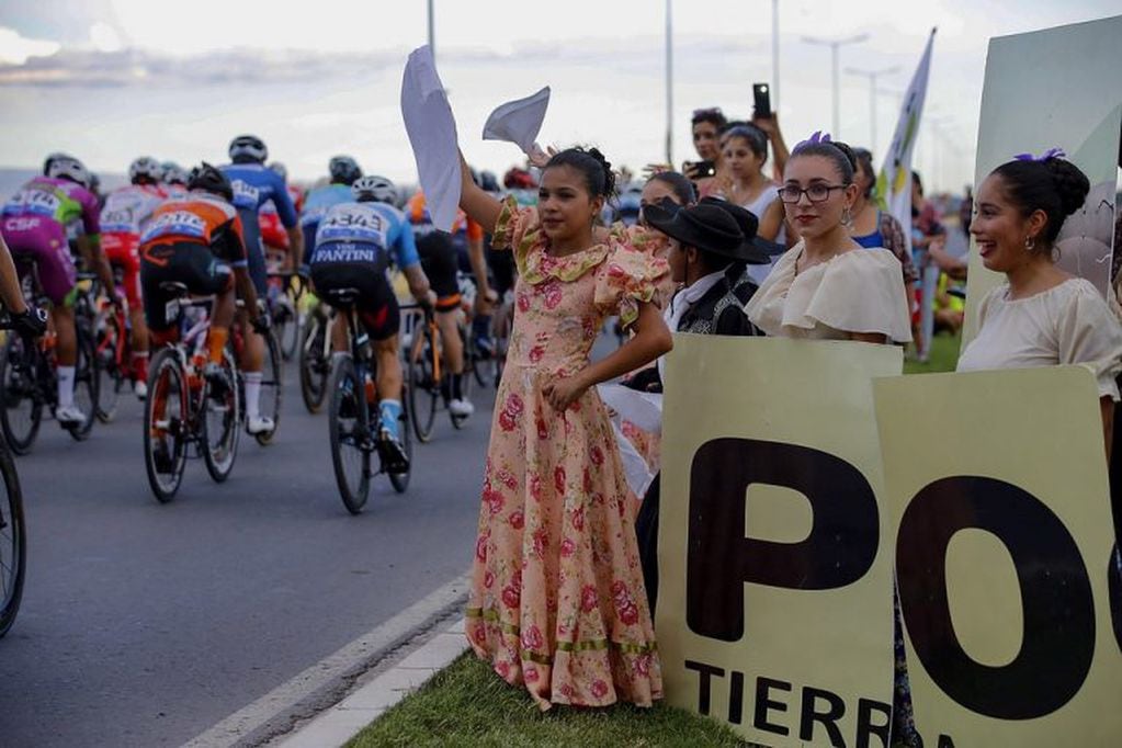 Una escuela de danzas folcloricas, a la vera de la ruta alentando al pelotón.