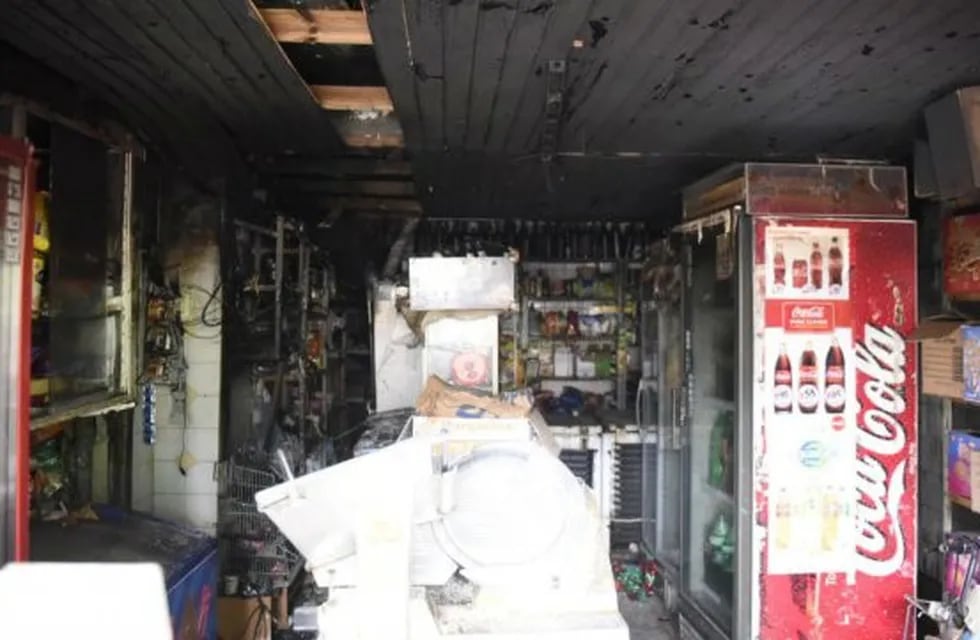 Incendio en un negocio de barrio Itatí. (Sebastián Suárez Meccia)