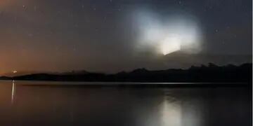 Luces en el cielo de Villa La Angostura.