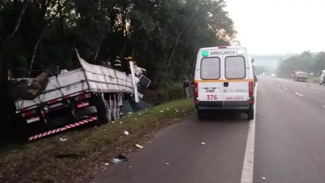 Un accidente entre un camión y un auto dejó dos heridos sobre ruta 14 entre Alem y Cerro Azul