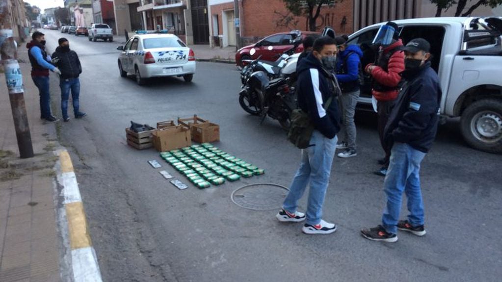 Efectivos de la Dirección de Narcotráfico de la Policía de Jujuy desbarataron la maniobra de transporte ilegal de hojas de coca en San Salvador de Jujuy.