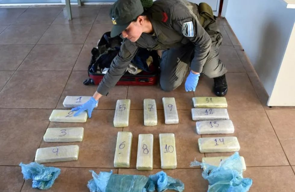 Una joven fue detenida con 12 kilos de marihuana en su equipaje. (Gendarmería)