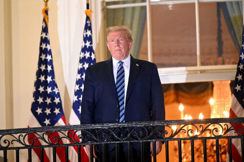 Trump saluda desde el balcón de la Casa Blanca, sin barbijo, después de obtener el alta por coronavirus (REUTERS/Erin Scott)