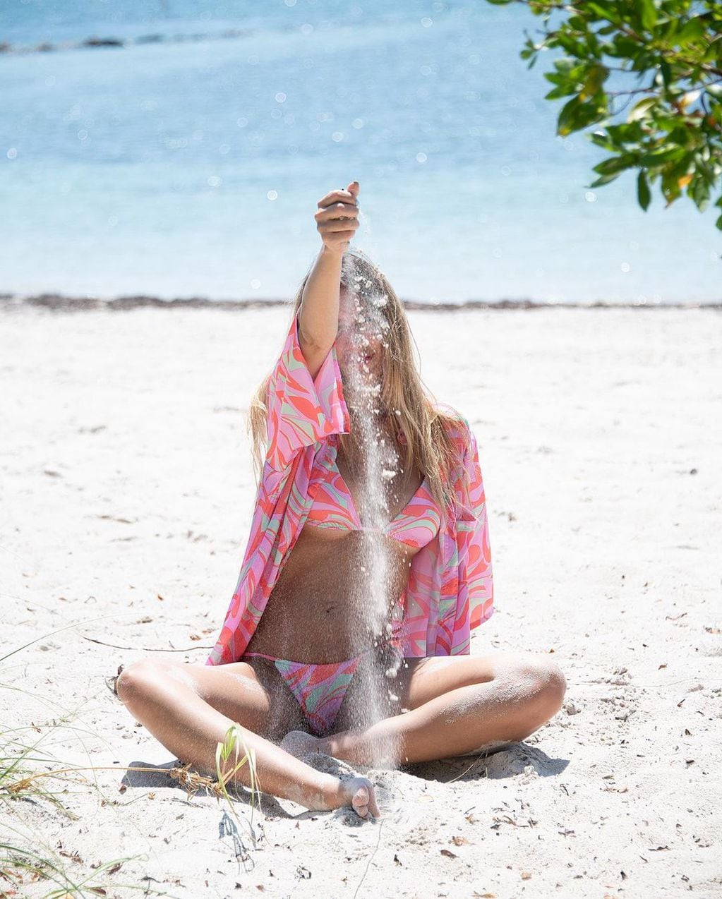 Shannon De Lima posó desde la playa con una bikini en composé y sorprendió a sus seguidores.