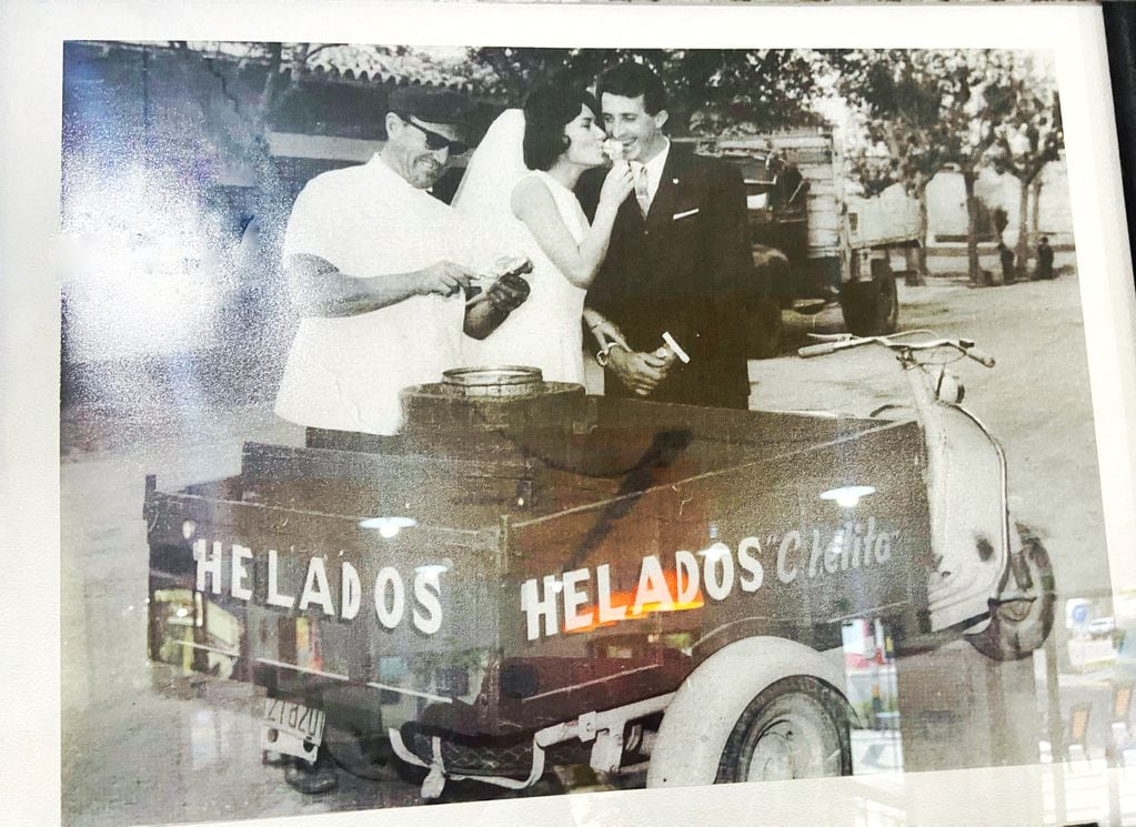 Chicho con su famoso carrito de helados. En la foto le servía a una pareja de recién casados.