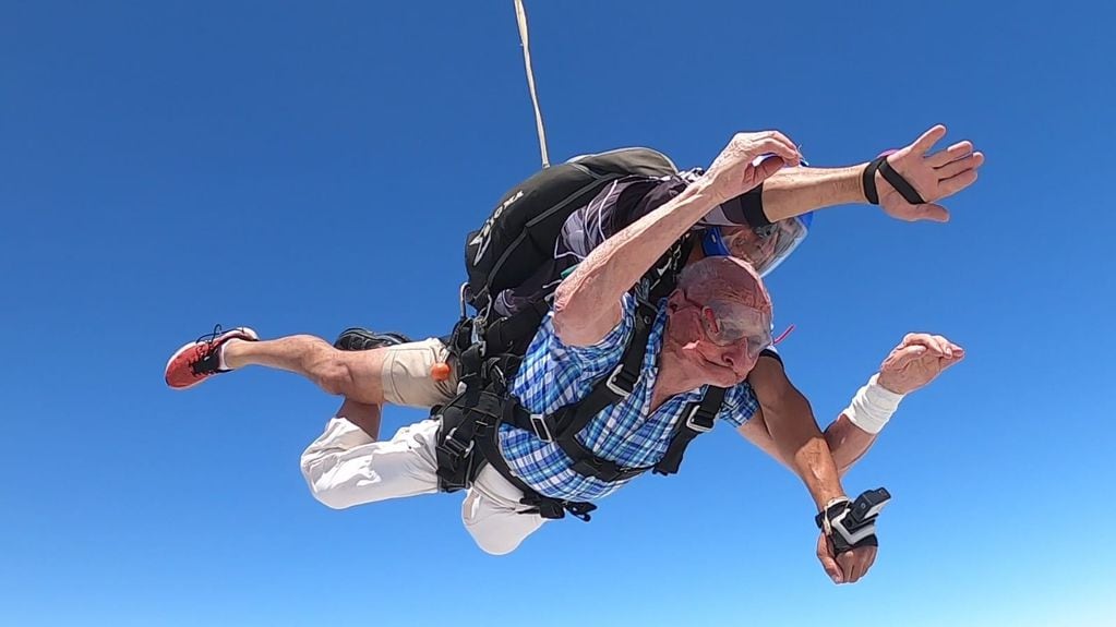 Coco Giusti en el aire, volando en paracaidas en tándem. (Gentileza LG)
