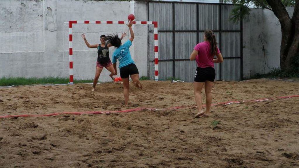Entrenamiento de la selección cordobesa de beach handball.