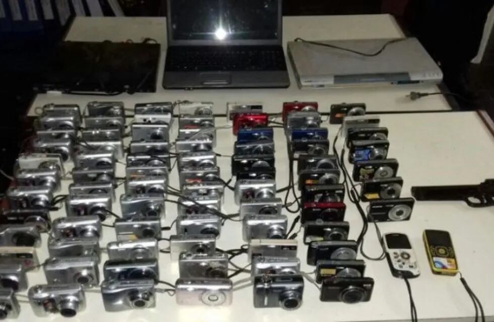 Escaparon del robo de una moto y al atraparlos les encontraron 81 cu00e1maras digitales
