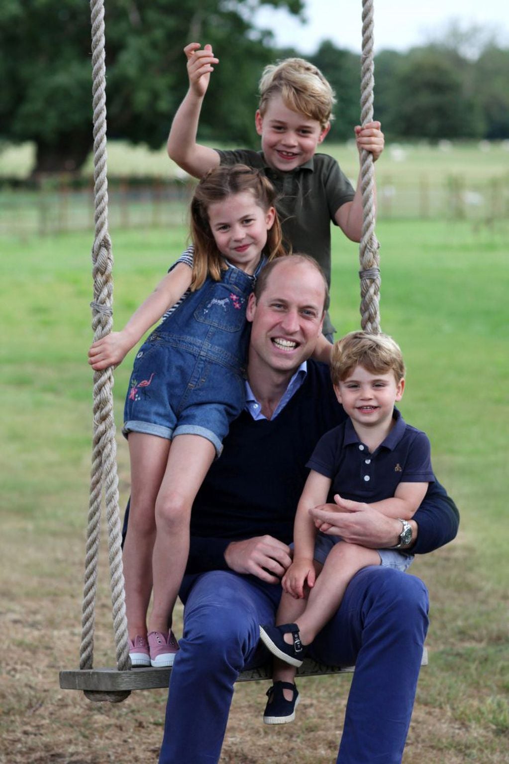 El príncipe junto a sus hijos. (AFP)