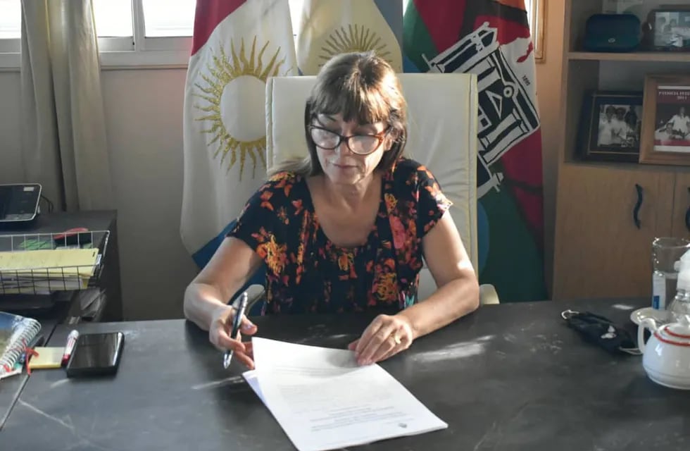 Intendenta Patricia Cicerone firmando el convenio destinado al adoquinado de San Antonio de Arredondo. (Foto: Facebook / Municipalidad de San Antonio de Arredondo).