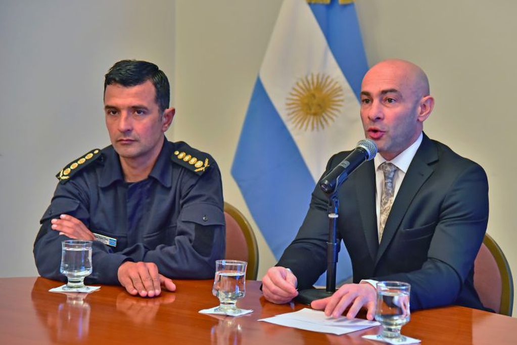 Jefe de la Policía del Chubut, Miguel Gómez y ministro de Gobierno, Federico Massoni.