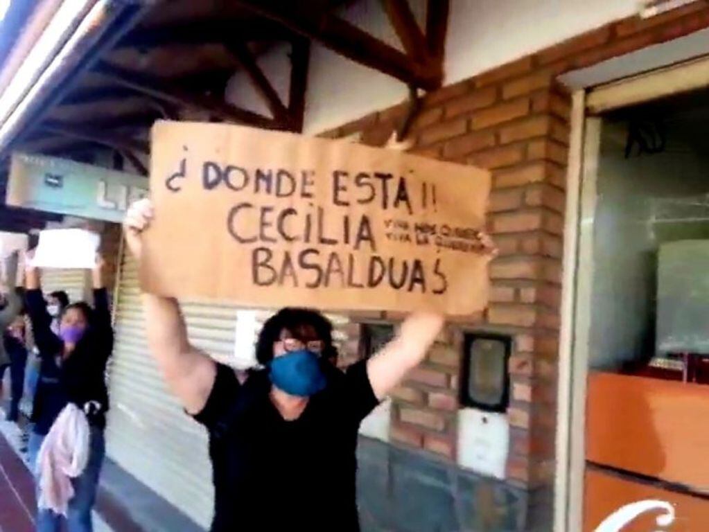 Protesta por la desaparición de Cecilia Basaldua en Capilla del Monte.