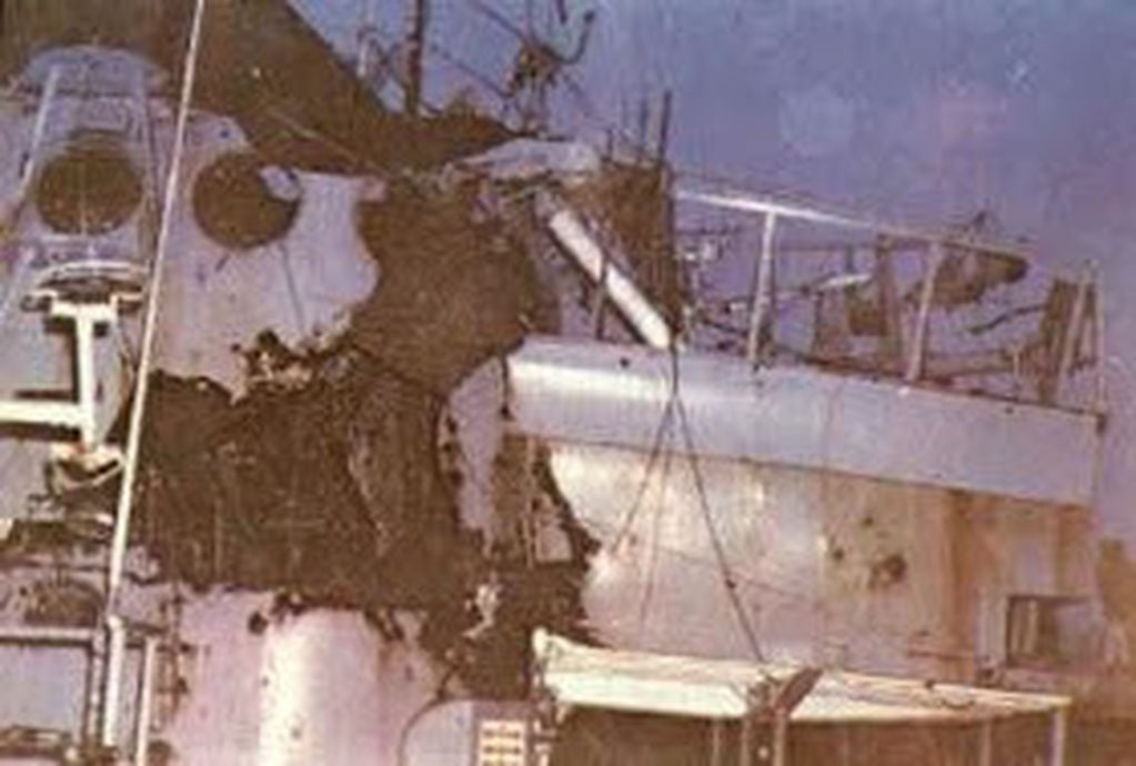 Puente de comando del Aviso A.R.A "Alférez Sobral" luego del impacto del 2do misil.