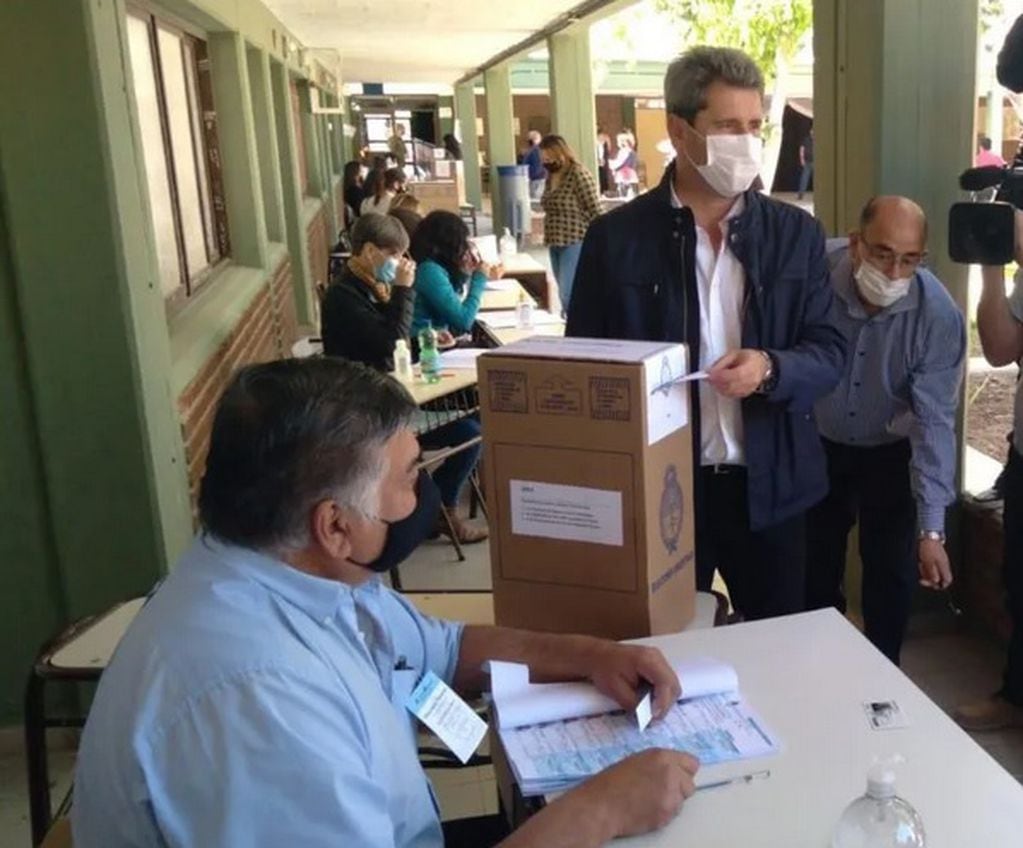 El gobernador sanjuanino votó en el Colegio Segundario Profesor Froilán J Ferrero.