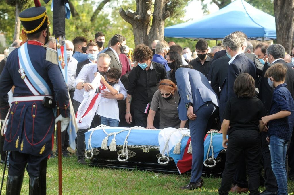 El último adiós a Menem en el cementerio de San Justo (Foto: Clarín)