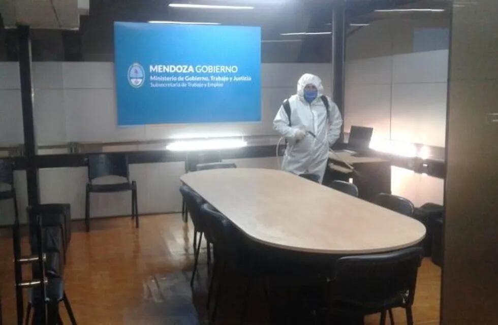 Iscamen desinfecta oficinas de Trabajo, Mendoza.