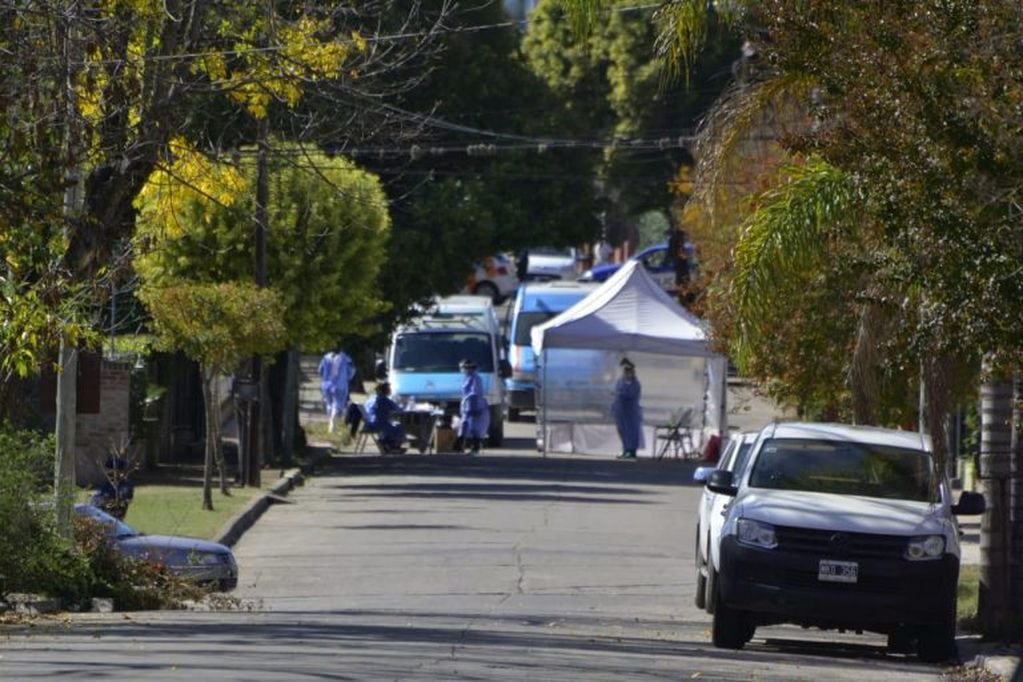 Operativo en barrio La Cuesta de Villa Carlos Paz, antes del primer fallecimiento por coronavirus.