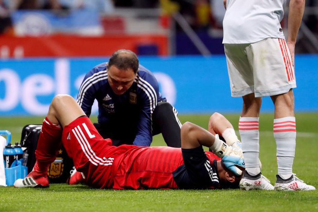 La lesión de Romero ante España. (Foto: REUTERS/Javier Barbancho)