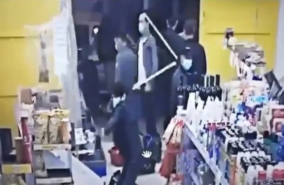 Un grupo de hombres atacó a palazos un supermercado chino en La Plaa (Captura Youtube)
